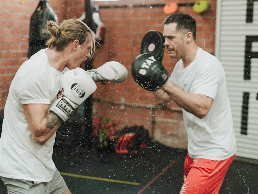 Coach de boxeo trabajando con manoplas con su alumno